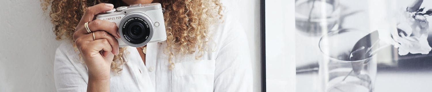 Kvinna med Olympus PEN E-PL10